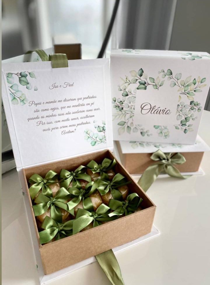 Caixa de convite de padrinhos com bem-casados de laço verde e tampa personalizada